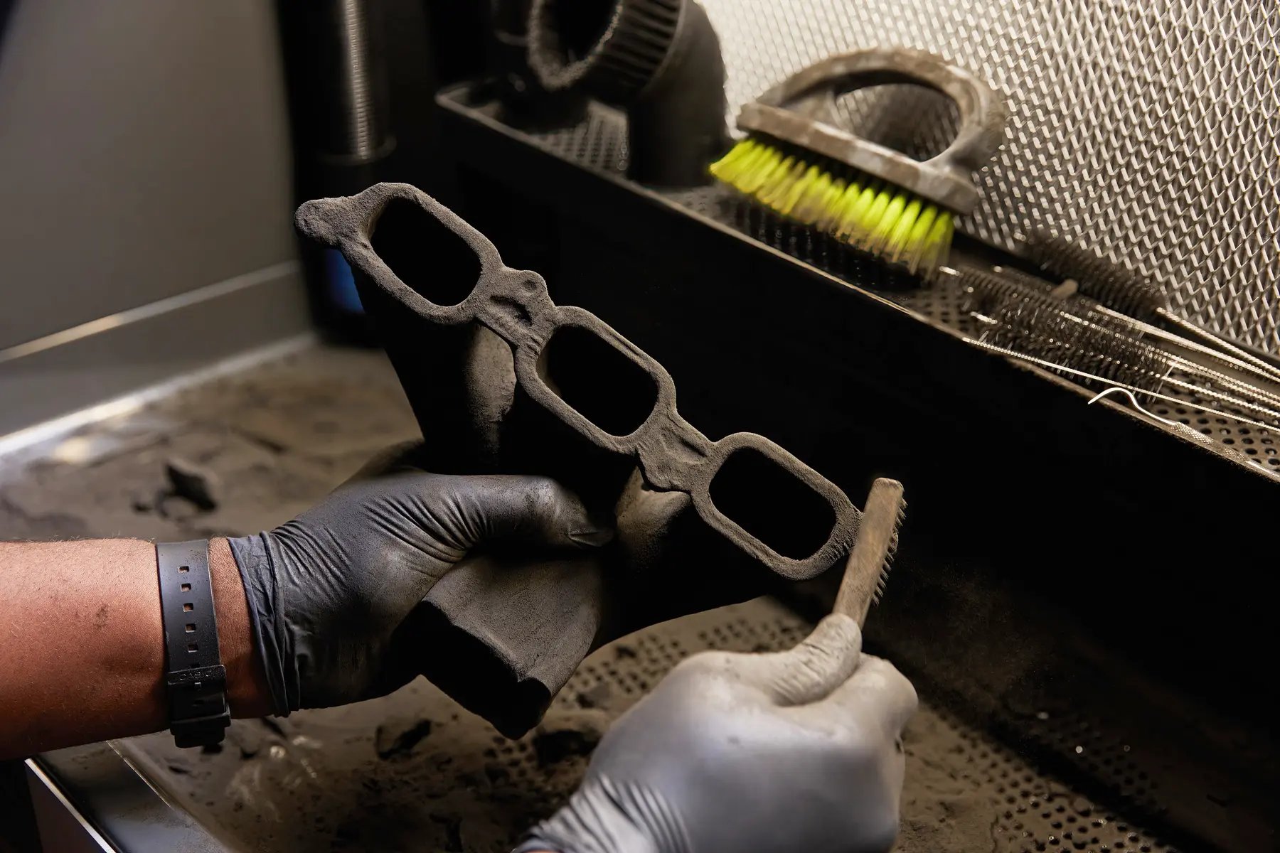 Formlabs_Fuse_1_+_30W_3D-Drucker_Materialreste_im_Fuse_Sift_entfernen Formlabs_Fuse_1_+_30W_3D-Drucker_Materialreste_im_Fuse_Sift_entfernen
